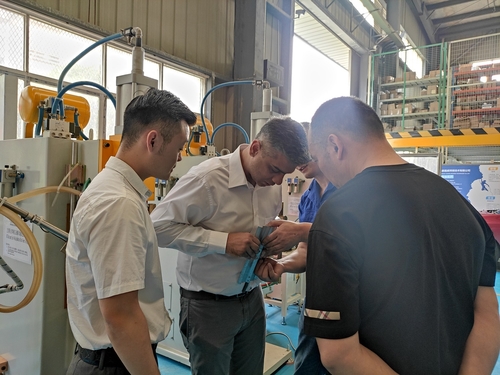 최신 회사 블로그 The Dubai Customer Visited Xinwei Factory